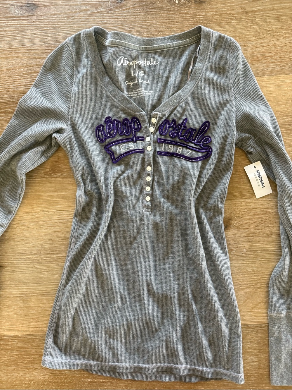 2011 NWT Aeropostale Gray Ribbed Long-Sleeve Henley with Purple Script Logo